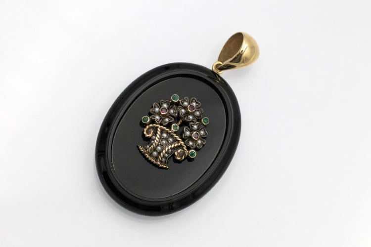 Pendentif Médaillon ancien en onyx, or jaune, argent, rubis, émeraudes et perles 58 Facettes 12234