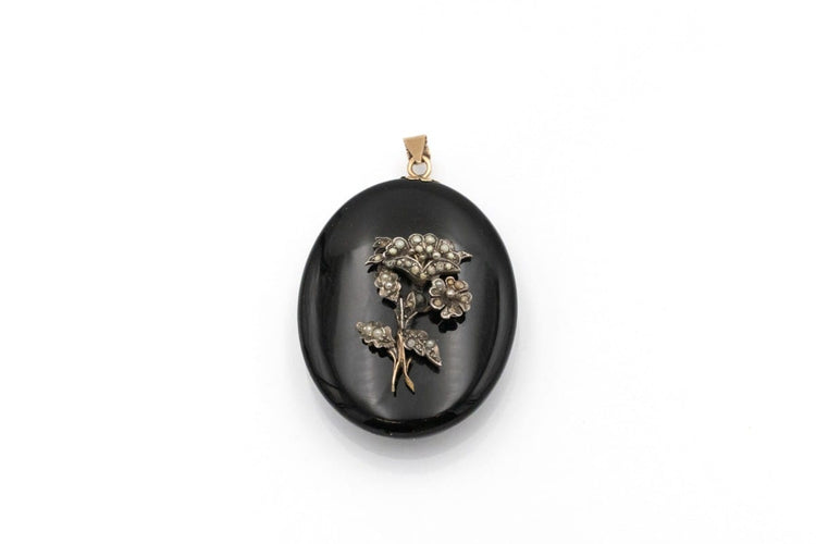 Pendentif Médaillon sentimental ancien en onyx à motif floral 58 Facettes 12233