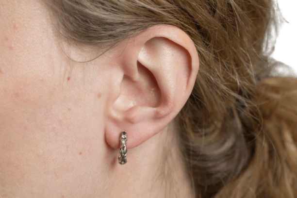 Boucles d'oreilles Boucles d'oreilles semi-circulaires en or jaune, saphirs et diamants 58 Facettes 12231