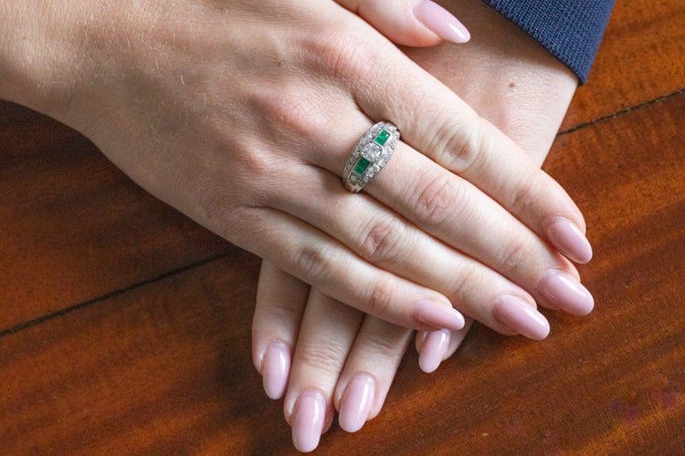 Bague 58 Chevalière - Bague en platine, diamants et émeraudes 58 Facettes 12230
