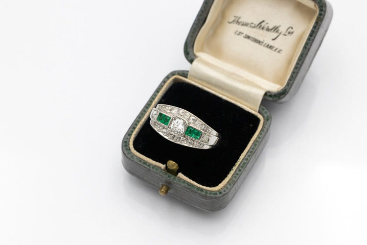 Bague 58 Chevalière - Bague en platine, diamants et émeraudes 58 Facettes 12230