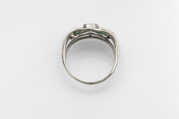 Bague 58 Chevalière - Bague en platine, diamants et émeraudes 58 Facettes 12230