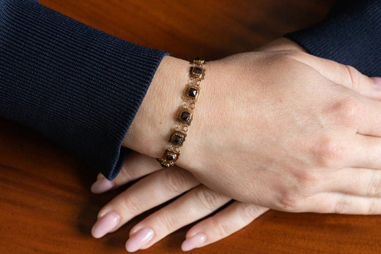 Bracelet Bracelet hollandais XIXe en or jaune et grenats 58 Facettes 12227