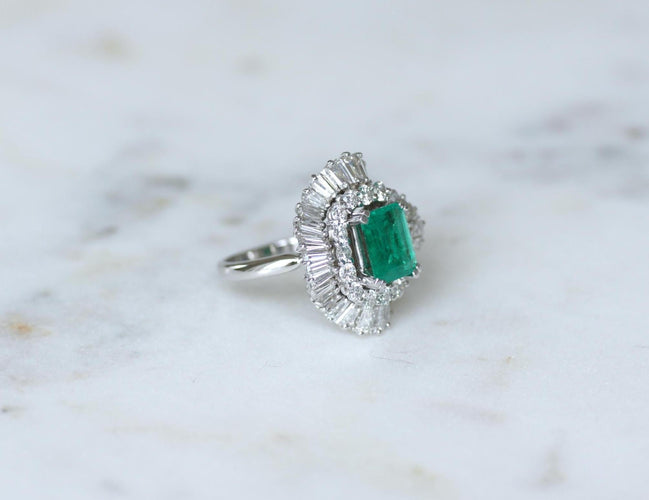 Bague 51 Jupe - Bague en or blanc, émeraude colombienne et diamants 58 Facettes