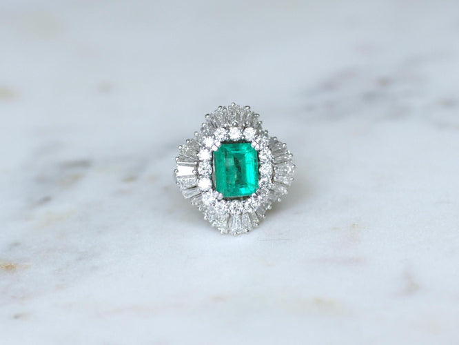 Bague 51 Jupe - Bague en or blanc, émeraude colombienne et diamants 58 Facettes