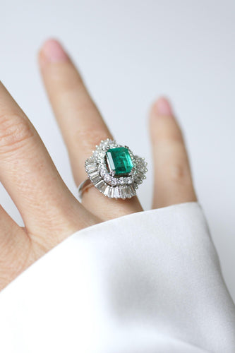Bague 51 Jupe - Bague en or blanc, émeraude colombienne et diamants 58 Facettes