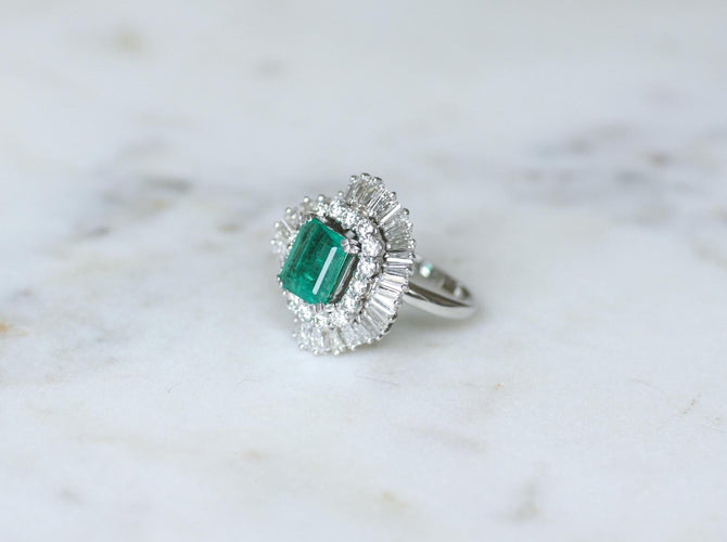 Bague 51 Jupe - Bague en or blanc, émeraude colombienne et diamants 58 Facettes