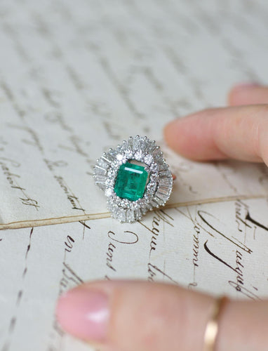 Bague 51 Jupe - Bague en or blanc, émeraude colombienne et diamants 58 Facettes