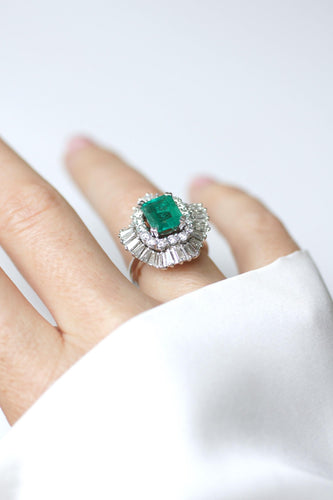 Bague 51 Jupe - Bague en or blanc, émeraude colombienne et diamants 58 Facettes