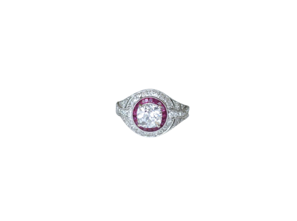 Bague dôme Art déco en platine, diamant coussin et rubis
