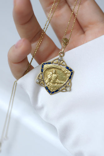 Pendentif Émile Monier - Médaille Art nouveau en or jaune, émail et perles 58 Facettes