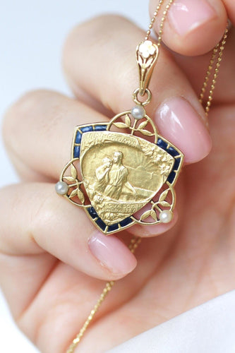 Pendentif Émile Monier - Médaille Art nouveau en or jaune, émail et perles 58 Facettes