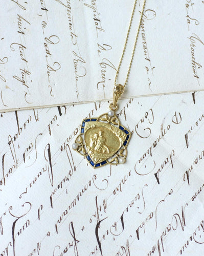 Pendentif Émile Monier - Médaille Art nouveau en or jaune, émail et perles 58 Facettes