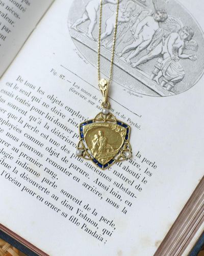 Pendentif Émile Monier - Médaille Art nouveau en or jaune, émail et perles 58 Facettes