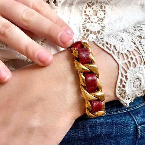 Bracelet Chanel - Bracelet gourmette en métal doré et cuir rouge bordeaux 58 Facettes REF23107-129