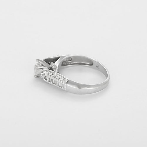 Bague solitaire en or gris, diamant 0,50 ct et petits diamants 58 Facettes B260255