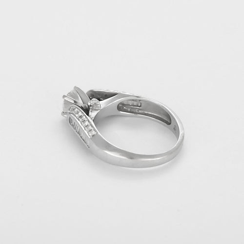 Bague solitaire en or gris, diamant 0,50 ct et petits diamants 58 Facettes B260255