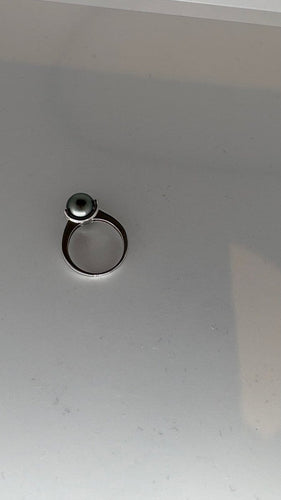 Bague 54 Bague en or blanc, perle de Tahiti et diamants 58 Facettes Bague 001