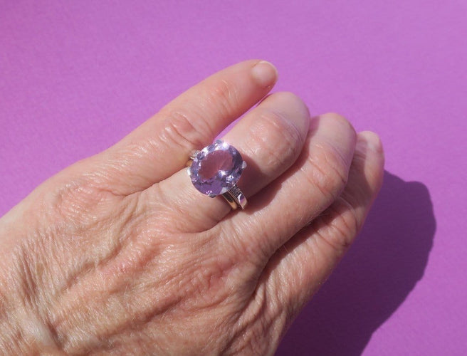 Bague 56 Mauboussin Mon Bébé d’Amour - Bague en or blanc, améthyste et diamants 58 Facettes Bague