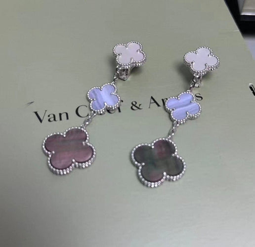 Boucles d'oreilles Van Cleef & Arpels Magic Alhambra - Boucles d’oreilles en or blanc, nacre et calcédoine 58 Facettes jnci115