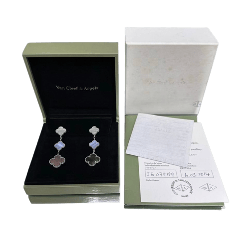 Boucles d'oreilles Van Cleef & Arpels Magic Alhambra - Boucles d’oreilles en or blanc, nacre et calcédoine 58 Facettes jnci115
