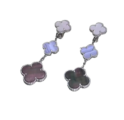 Boucles d'oreilles Van Cleef & Arpels Magic Alhambra - Boucles d’oreilles en or blanc, nacre et calcédoine 58 Facettes jnci115