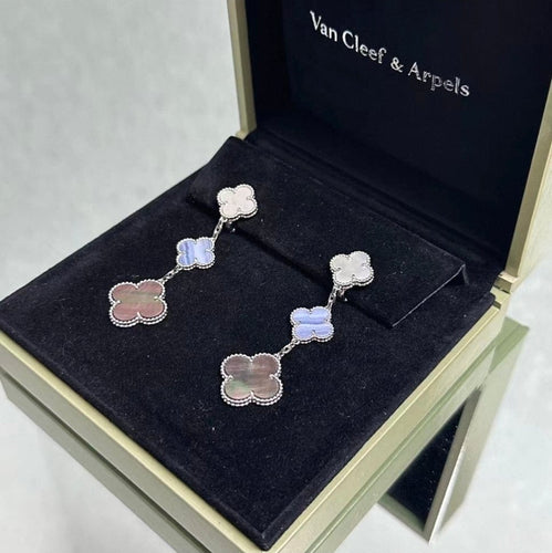 Boucles d'oreilles Van Cleef & Arpels Magic Alhambra - Boucles d’oreilles en or blanc, nacre et calcédoine 58 Facettes jnci115