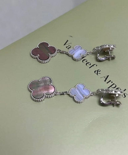 Boucles d'oreilles Van Cleef & Arpels Magic Alhambra - Boucles d’oreilles en or blanc, nacre et calcédoine 58 Facettes jnci115
