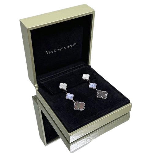 Boucles d'oreilles Van Cleef & Arpels Magic Alhambra - Boucles d’oreilles en or blanc, nacre et calcédoine 58 Facettes jnci115