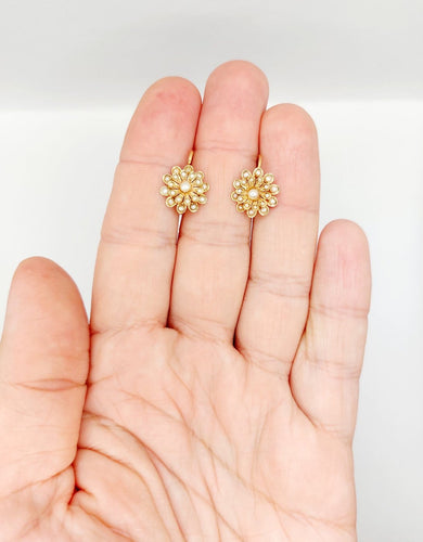 Boucles d'oreilles Dormeuses marguerite en or rose 18k et perles 58 Facettes A07454