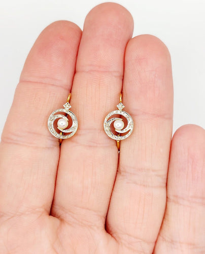 Boucles d'oreilles Dormeuses tourbillon en or 18K, perles et diamants taille rose 58 Facettes A06494