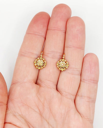 Boucles d'oreilles Dormeuses fleur antiques en or 18k et perles 58 Facettes A06495