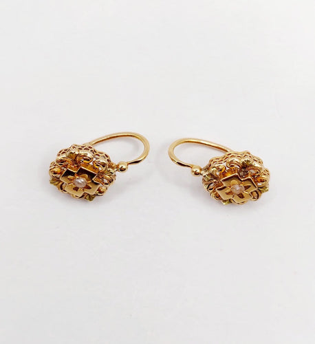Boucles d'oreilles Dormeuses fleur antiques en or 18k et perles 58 Facettes A06495