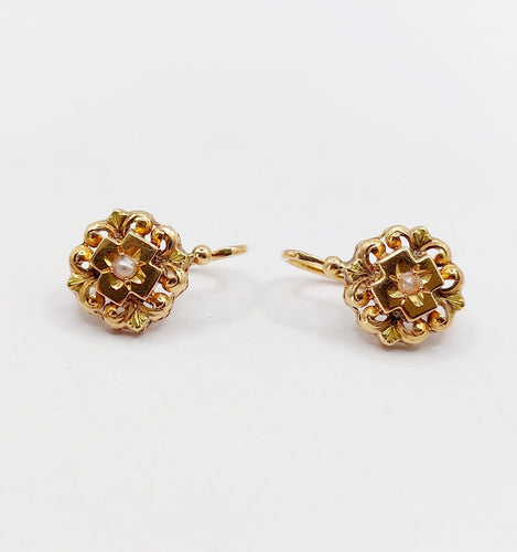 Boucles d'oreilles Dormeuses fleur antiques en or 18k et perles 58 Facettes A06495