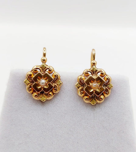 Boucles d'oreilles Dormeuses fleur antiques en or 18k et perles 58 Facettes A06495