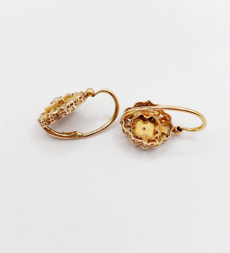 Boucles d'oreilles Dormeuses fleur antiques en or 18k et perles 58 Facettes A06495