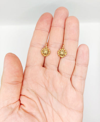 Boucles d'oreilles Dormeuses fleur antiques en or 18k et perles 58 Facettes A06495
