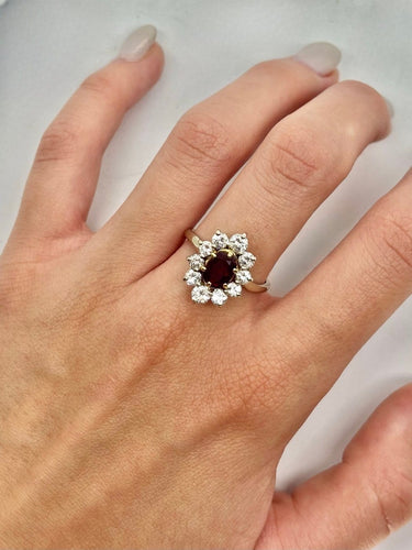 Bague 57 Bague marguerite en or blanc, rubis non chauffé et diamants 58 Facettes 1854