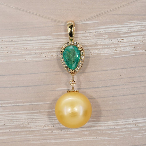 Pendentif Golden Grace - Pendentif en or 14 ct, émeraude, diamants et perle 58 Facettes P002