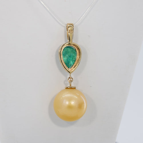 Pendentif Golden Grace - Pendentif en or 14 ct, émeraude, diamants et perle 58 Facettes P002