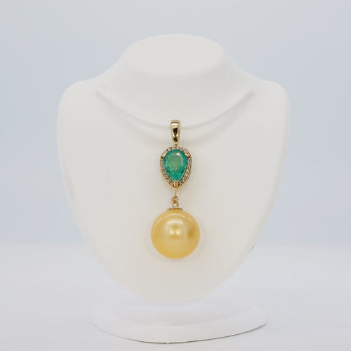 Pendentif Golden Grace - Pendentif en or 14 ct, émeraude, diamants et perle 58 Facettes P002