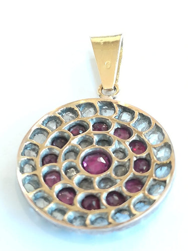 Pendentif Pendentif ancien en or jaune, argent, rubis et diamants 58 Facettes 00751