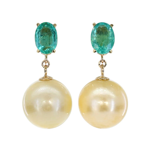 Boucles d'oreilles Boucles d'oreilles en or jaune, émeraudes et perles des mers du Sud 58 Facettes E0027