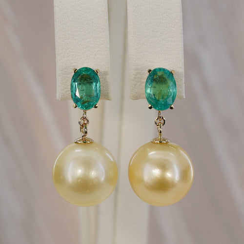 Boucles d'oreilles Boucles d'oreilles en or jaune, émeraudes et perles des mers du Sud 58 Facettes E0027