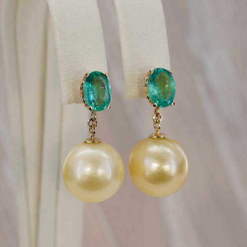 Boucles d'oreilles Boucles d'oreilles en or jaune, émeraudes et perles des mers du Sud 58 Facettes E0027