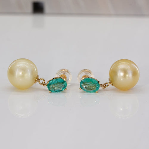 Boucles d'oreilles Boucles d'oreilles en or jaune, émeraudes et perles des mers du Sud 58 Facettes E0027