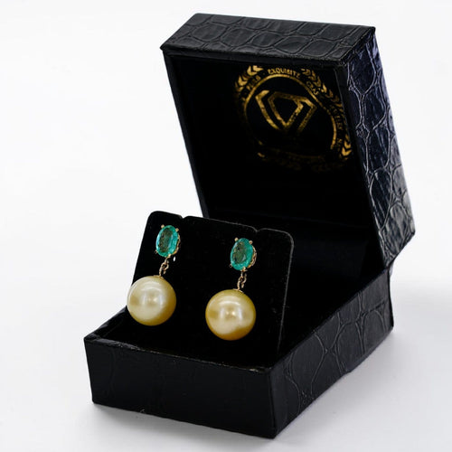 Boucles d'oreilles Boucles d'oreilles en or jaune, émeraudes et perles des mers du Sud 58 Facettes E0027