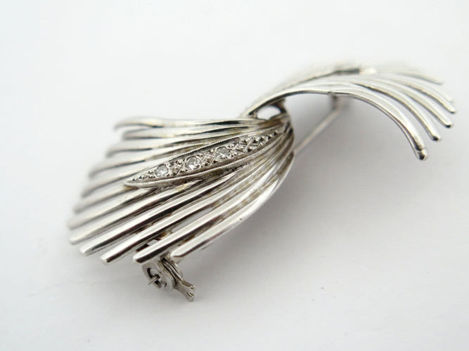 Broche Broche ruban torsadé en or blanc 18K et diamants 58 Facettes 275623
