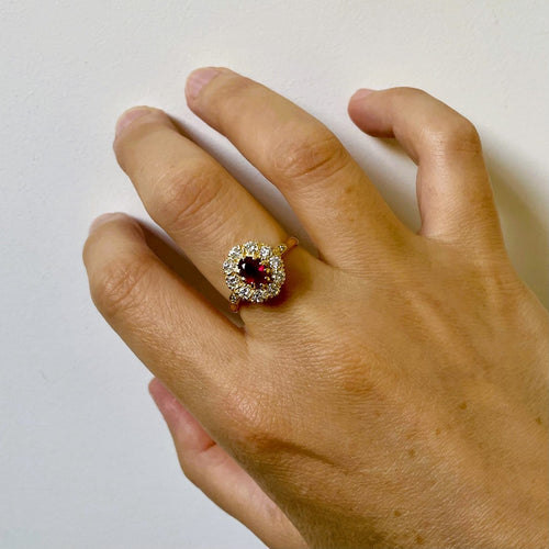 Bague marguerite rubis diamants or jaune_portée.jpeg
