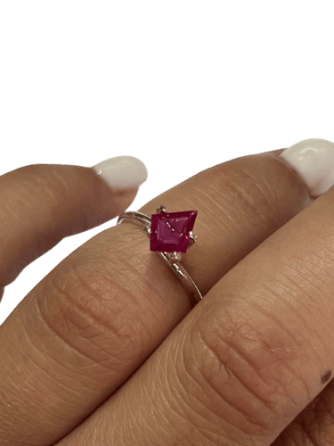 Rubis du Mozambique - Pierre trapèze 0,83 ct 58 Facettes GEM-03